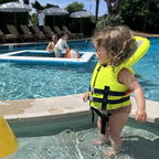 Gilet de sauvetage enfant HANA Neo Safety Vest 100 N – porté par un enfant au bord d'une piscine