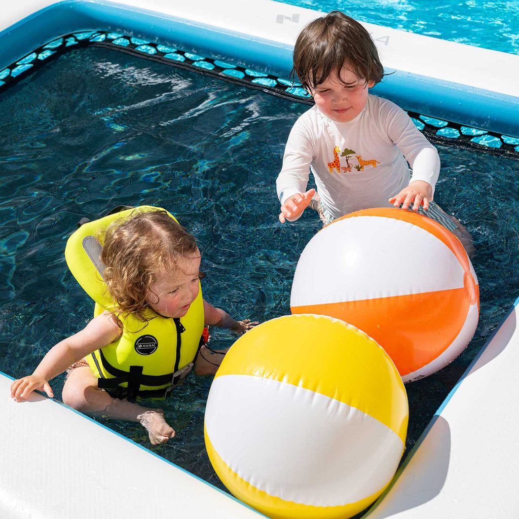 Gilet de sauvetage enfant HANA Neo Safety Vest 100 N – enfants qui jouent dans la piscine gonflable HANA Lounge Pool