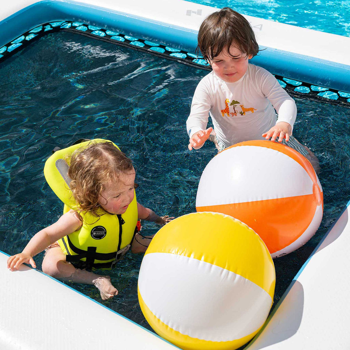 HANA Neo Safety Vest 100 N kids lifejacket – children playing in the HANA Lounge Pool