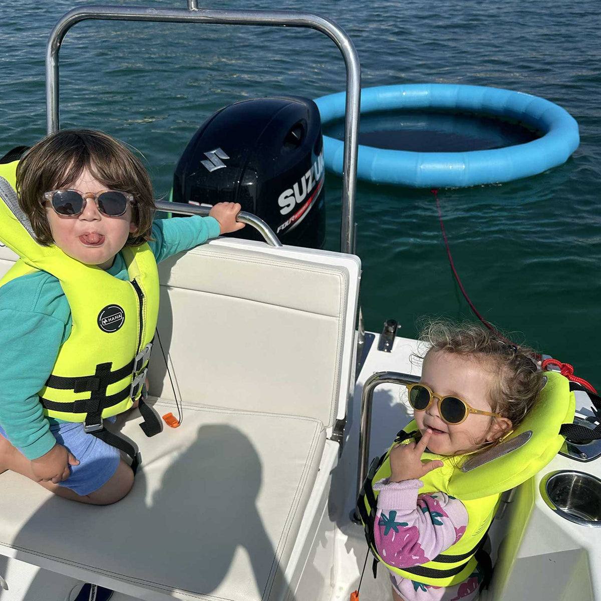 Gilet de sauvetage enfant HANA Neo Safety Vest 100 N – enfants à bord d'un bateau