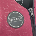Gilet de sauvetage HANA Neo Vest 50 N Bordeaux – détail de l'écusson HANA et du zip