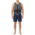 Gilet de sauvetage HANA Neo Vest 50 N Gris – vue de face, porté par un homme