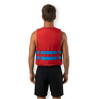 Homme portant le gilet HANA Rental Vest 50 N rouge à sangles bleues, vue de dos