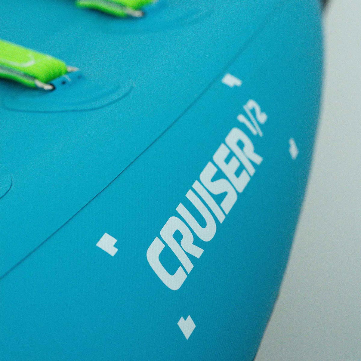 Kayak gonflable HANA Cruiser 1/2P bleu – détail du marquage Cruiser 1/2 sur le boudin