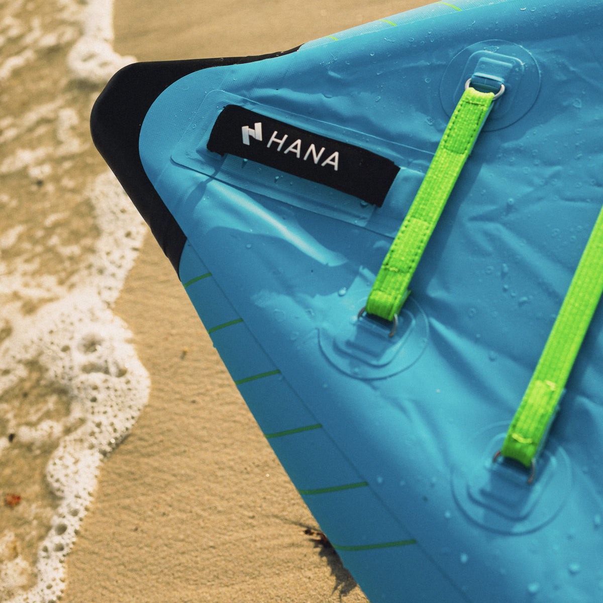 Kayak gonflable HANA Cruiser 2/3P bleu – détail de la proue et des poignées sur la plage