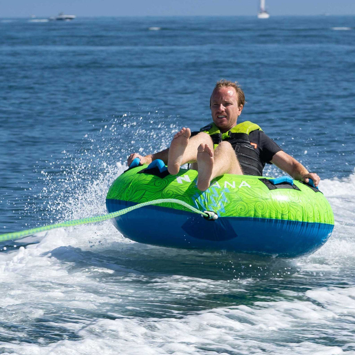 Bouée tractée HANA Fishburger – rider tracté, vue de face