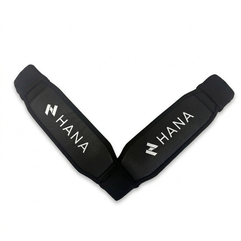 HANA Premium V-Doppel-Fußschlaufe für Wingfoil in Schwarz – Ansicht von oben mit HANA Logo