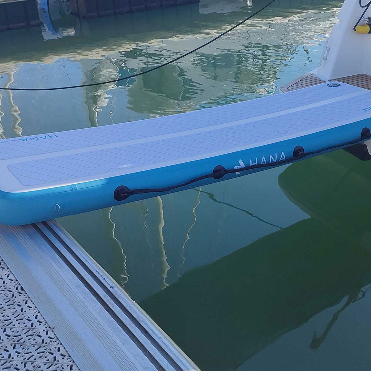 HANA Yachting inflatable gangway – laid between the dock and the boat