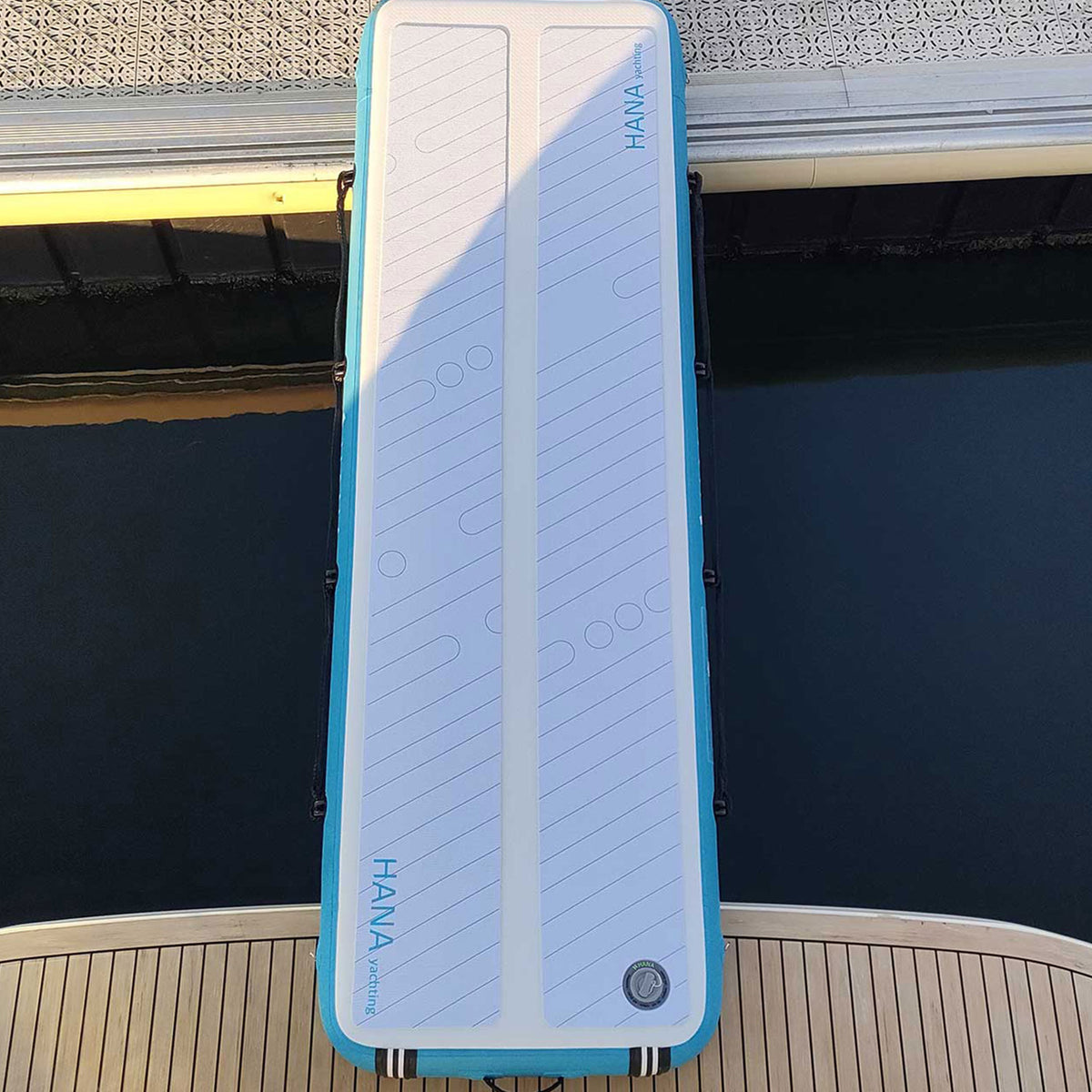 HANA Yachting inflatable gangway – top view, between the boat and the dock
