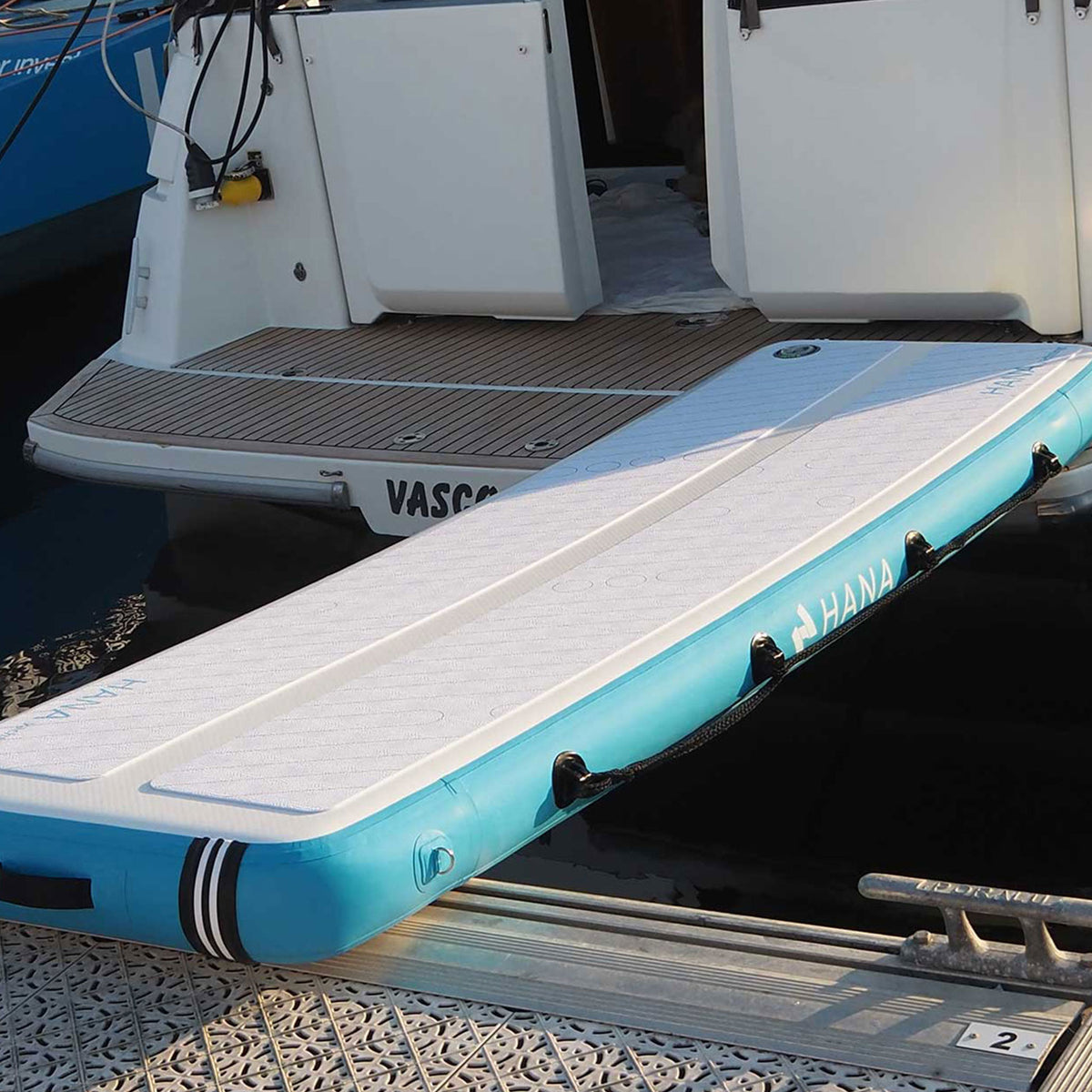 HANA Yachting inflatable gangway – boarding a boat from the pontoon
