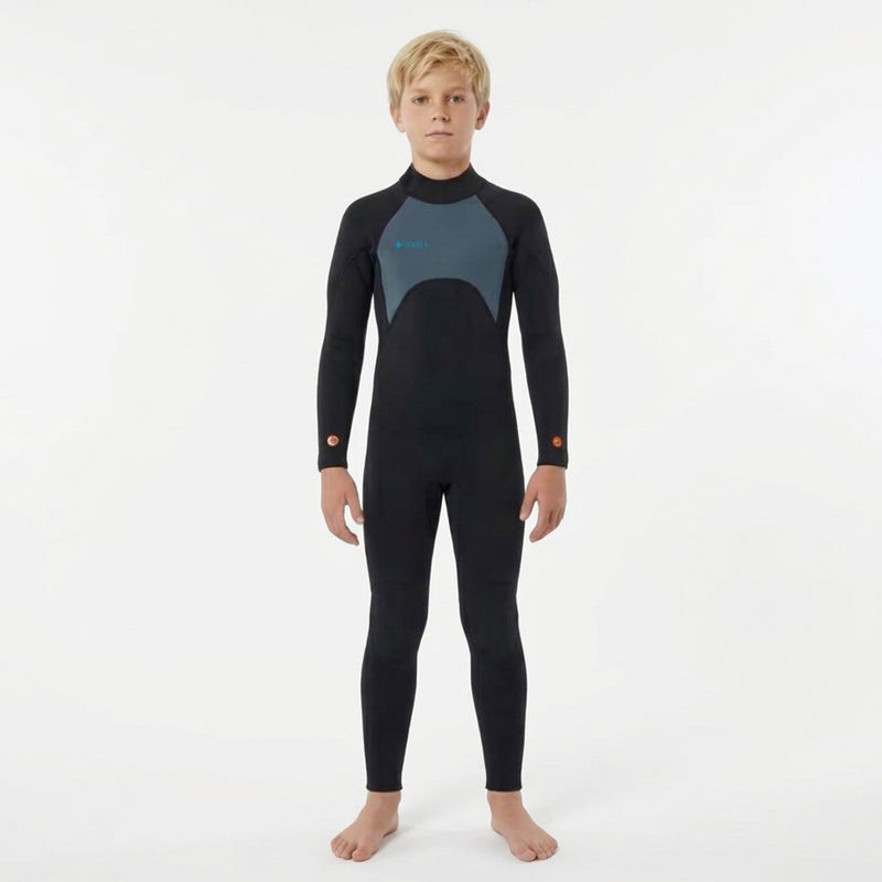 Kinder-Neoprenanzug HANA Kids Fullsuit in Schwarz und Graphitgrau – von einem Kind getragen, Vorderansicht