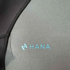 Combinaison néoprène enfant HANA Kids – détail du plastron gris graphite et du logo HANA
