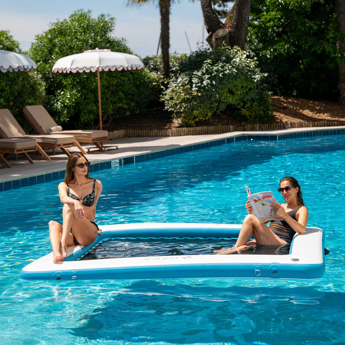 HANA Lounge Pool inflatable pool – two people relaxing in a swimming pool