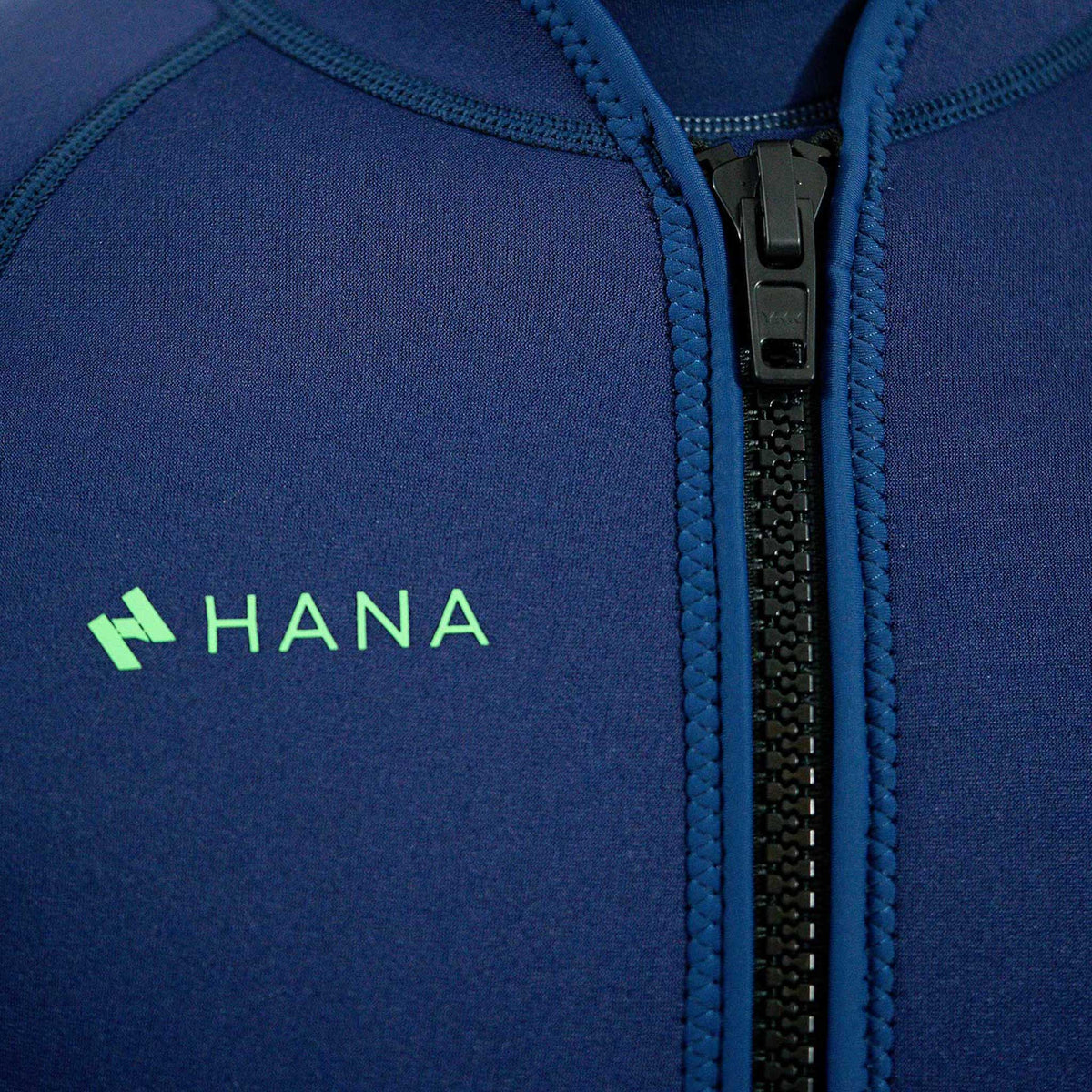 Veste néoprène HANA Maui Jacket 2 mm coloris Navy – détail du zip et du logo HANA