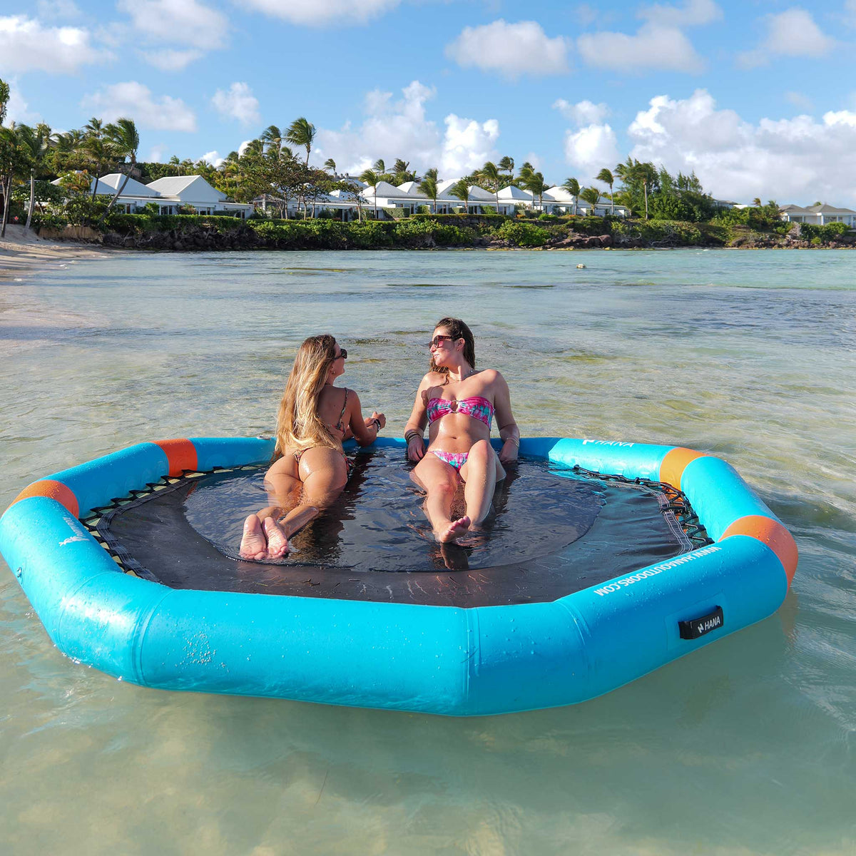 HANA PartyPool inflatable hammock, blue – two people relaxing near the beach