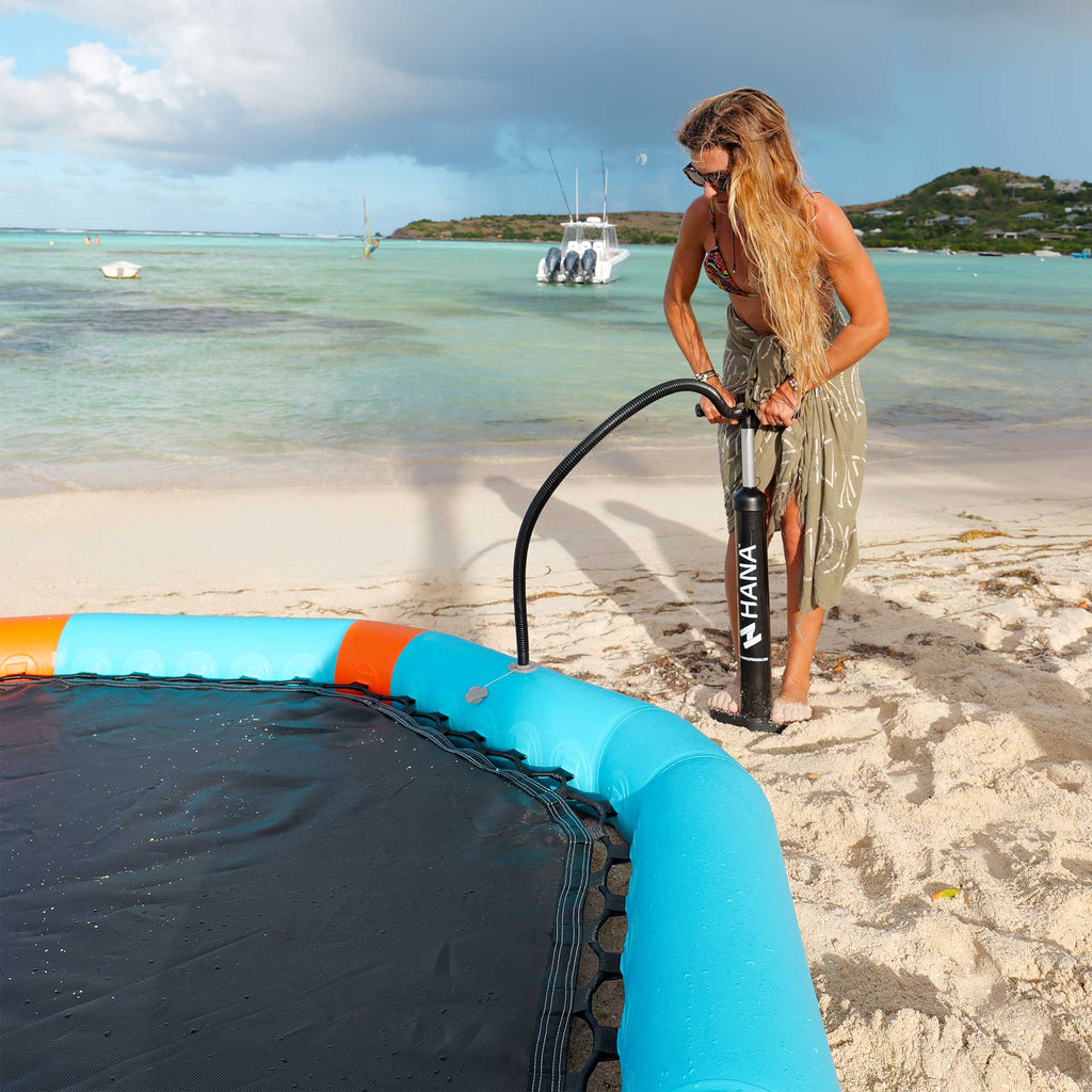 HANA PartyPool inflatable hammock, blue – inflating with the pump