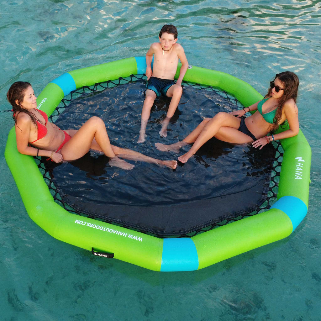 HANA PartyPool inflatable hammock, green – three people relaxing at sea