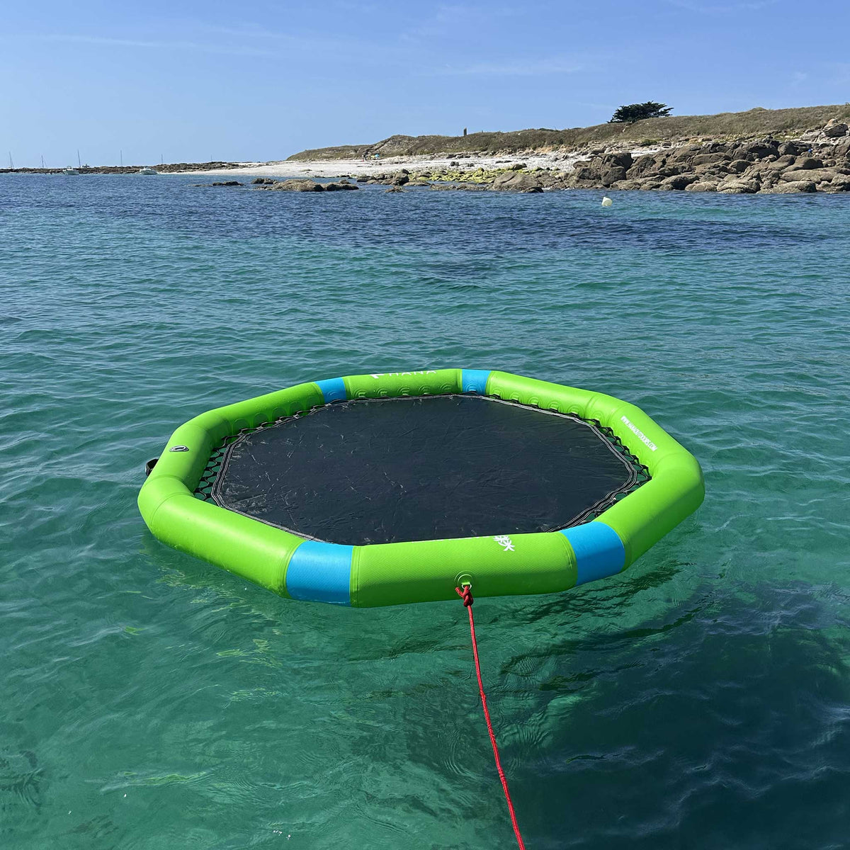 HANA PartyPool inflatable hammock, green – moored at sea