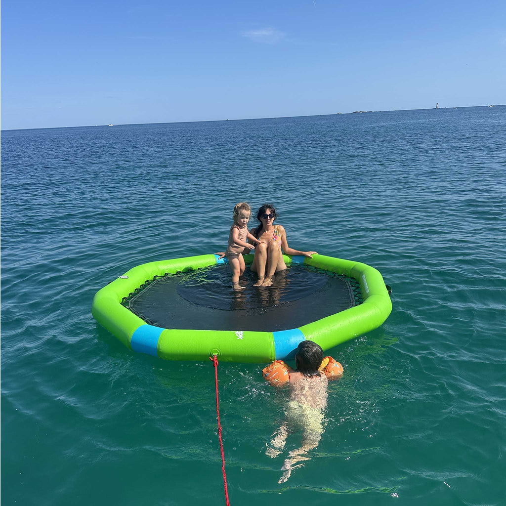 HANA PartyPool inflatable hammock, green – swimming around the moored PartyPool