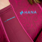 Combinaison néoprène HANA Portofino intégrale femme 3/2 mm coloris Purple – détail de l’épaule avec le marquage Portofino 3/2
