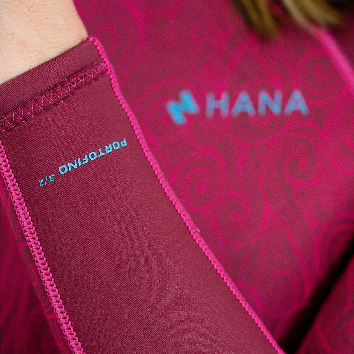 Combinaison néoprène HANA Portofino intégrale femme 3/2 mm coloris Purple – détail de l’épaule avec le marquage Portofino 3/2