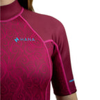 HANA Portofino women’s 3/2 mm shorty wetsuit in Purple – close-up of the chest and HANA logo