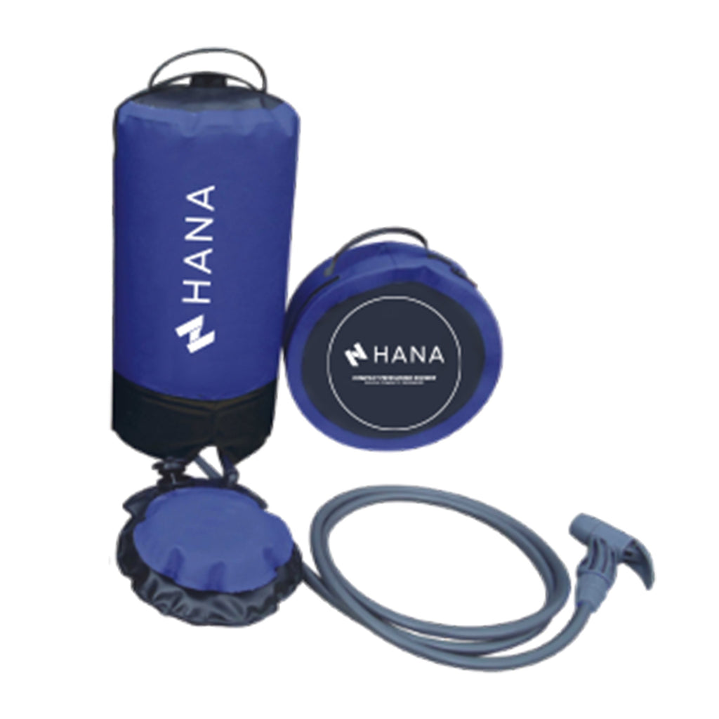 Douche solaire pressurisée HANA 11 L bleue, pompe à pied, tuyau et spray, avec sa version repliée