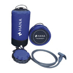 Douche solaire pressurisée HANA 11 L bleue, pompe à pied, tuyau et spray, avec sa version repliée