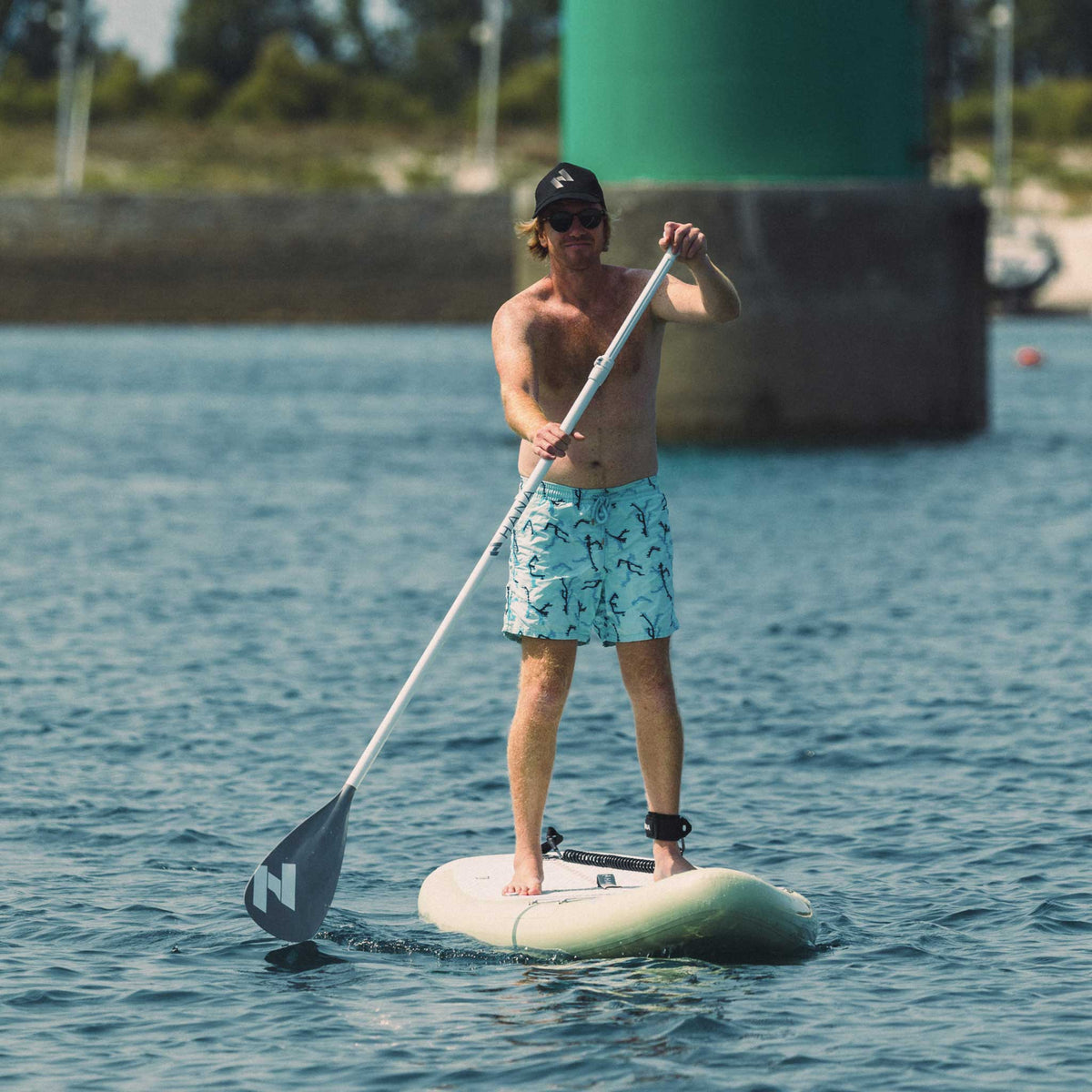 Homme en stand up paddle avec la pagaie HANA Premium blanche