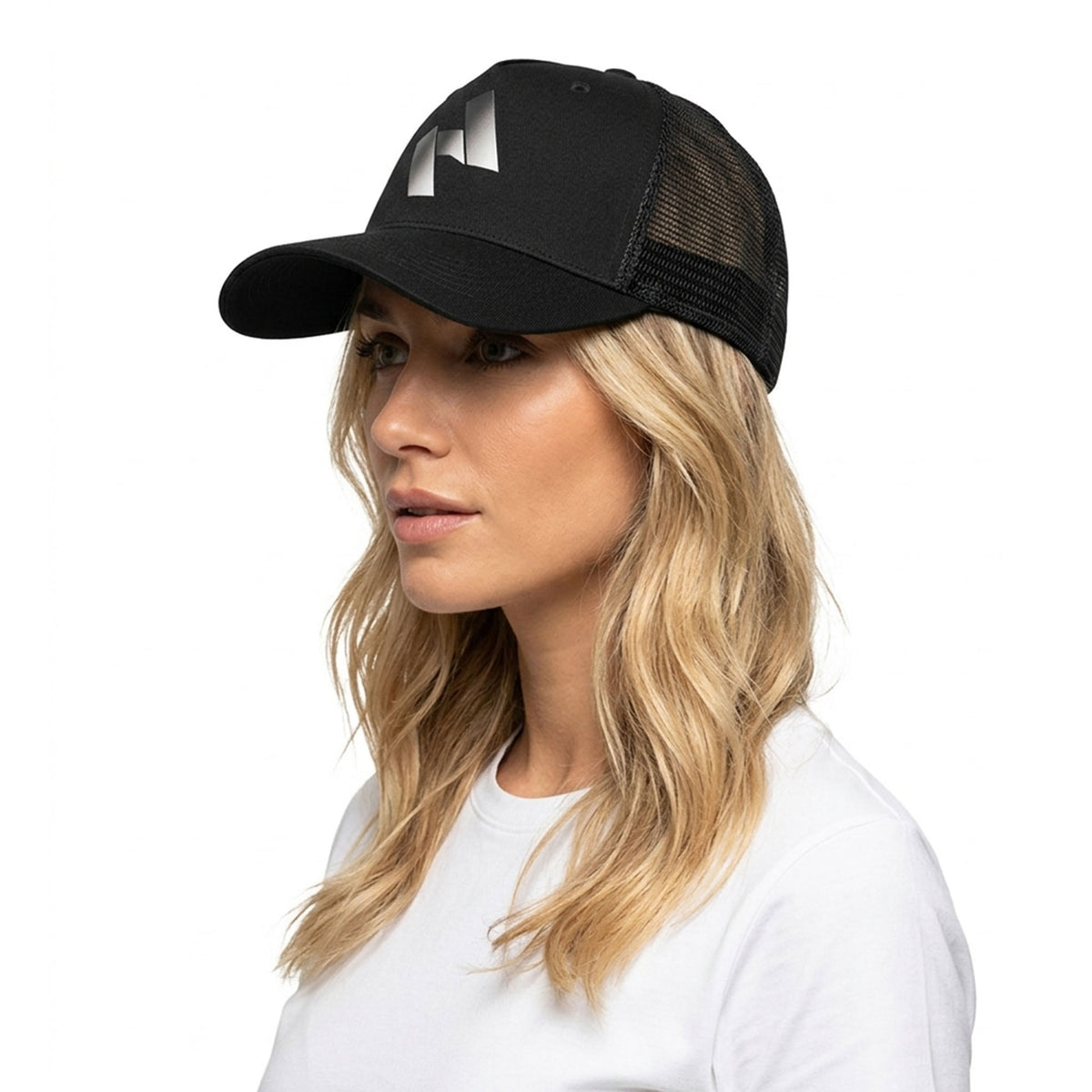 Femme portant la casquette réglable HANA noire, avec filet à l’arrière et logo imprimé sur l’avant
