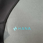 Combinaison néoprène HANA Waimea intégrale homme 3/2 mm coloris Gris – gros plan sur le plastron gris et le logo HANA