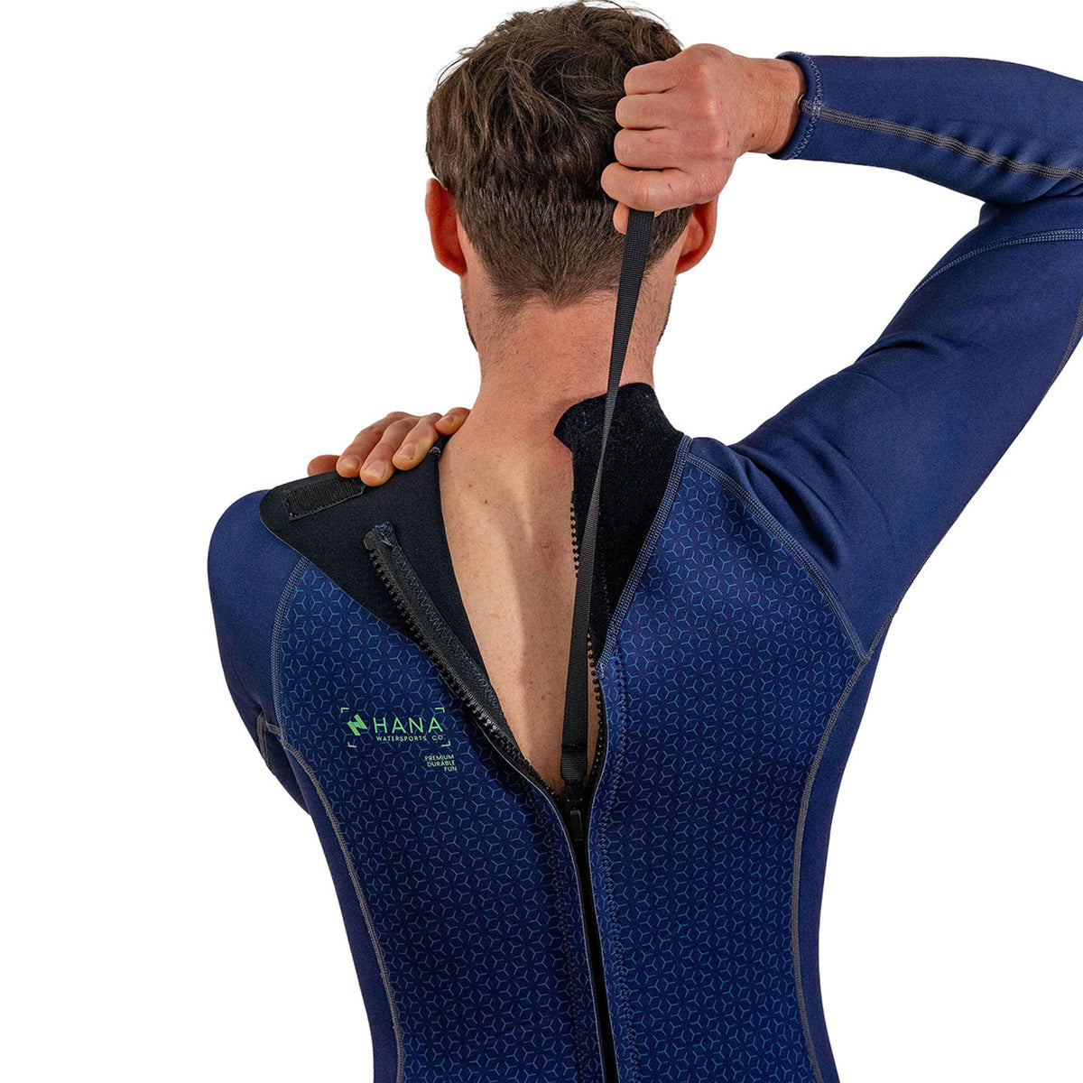 HANA Waimea men’s 3/2 mm full wetsuit in Navy – closing the back zip