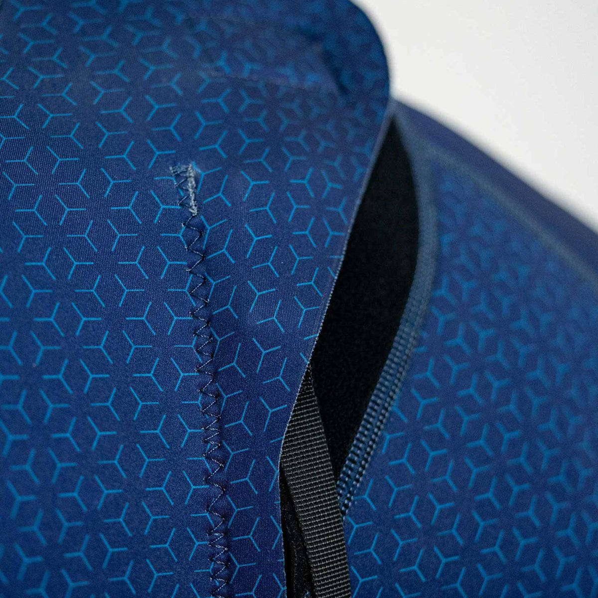 HANA Waimea men’s 3/2 mm full wetsuit in Navy – seam detail