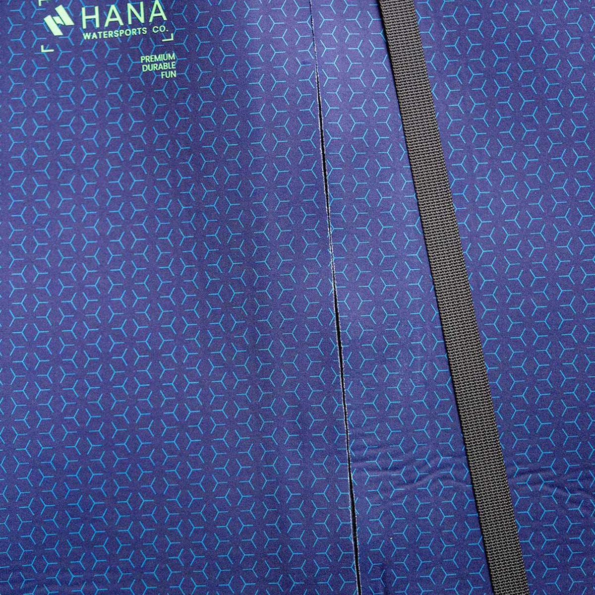 Combinaison néoprène HANA Waimea intégrale homme 4/3 mm coloris Navy – gros plan sur le logo HANA et le zip