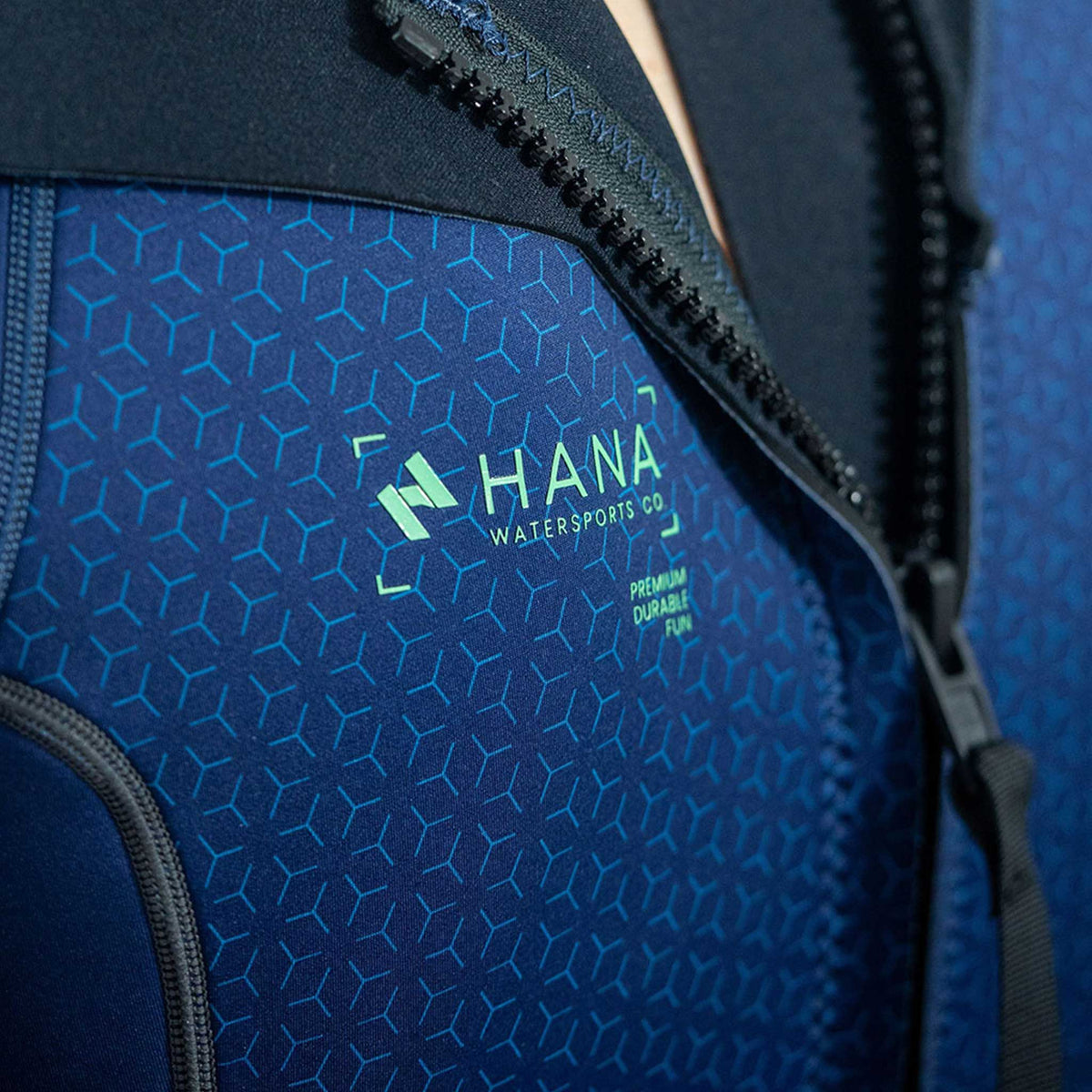 HANA Waimea men’s 3/2 mm shorty wetsuit in Navy – collar, zip and HANA logo detail