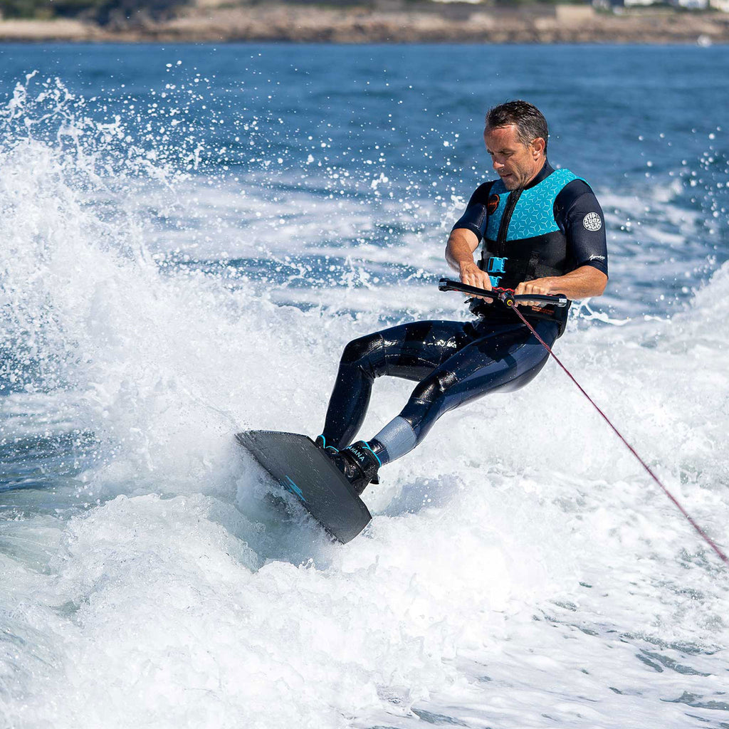 Wakeboarder towed with the HANA rope and handle