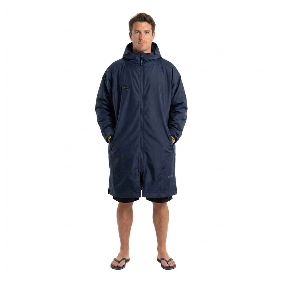 Homme portant le poncho imperméable et chaud HANA bleu navy, vue de face