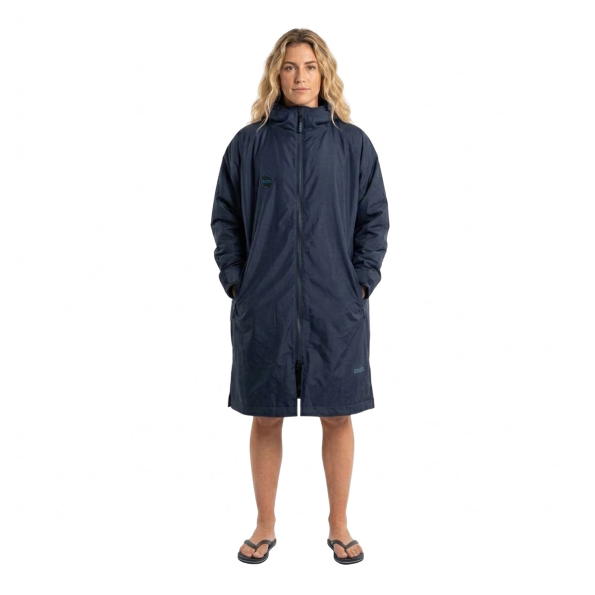Femme portant le poncho imperméable HANA bleu navy, zip fermé, vue de face