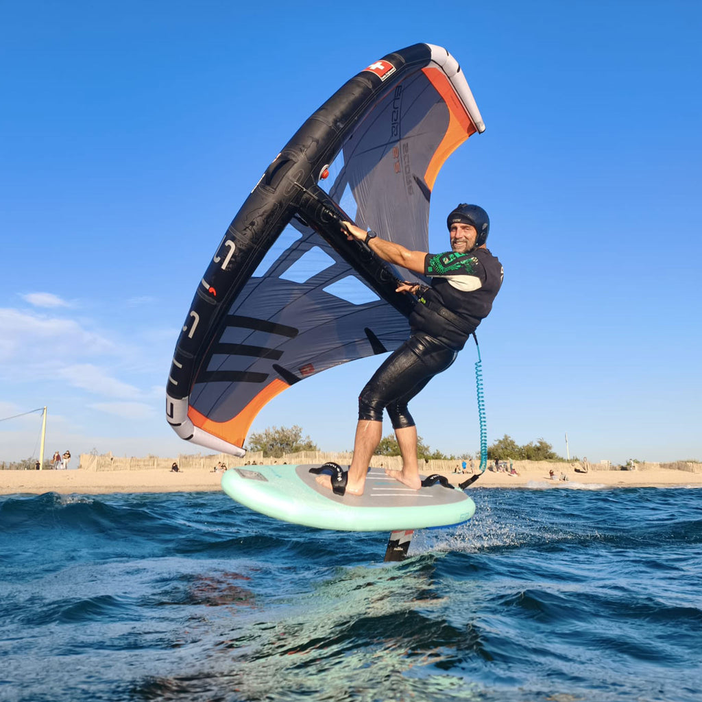 Rider en wingfoil sur la planche gonflable HANA Premium, en mer