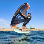 Rider en wingfoil sur la planche gonflable HANA Premium, en mer