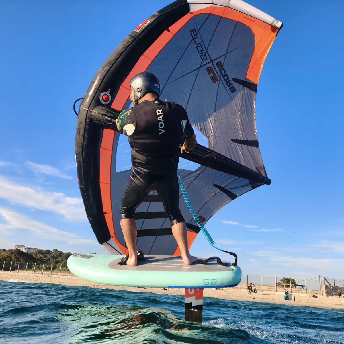 Wingfoil en vol avec la planche gonflable HANA Premium Green Mint